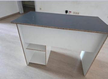 WIT BUREAU beschikbaar voor biedingen