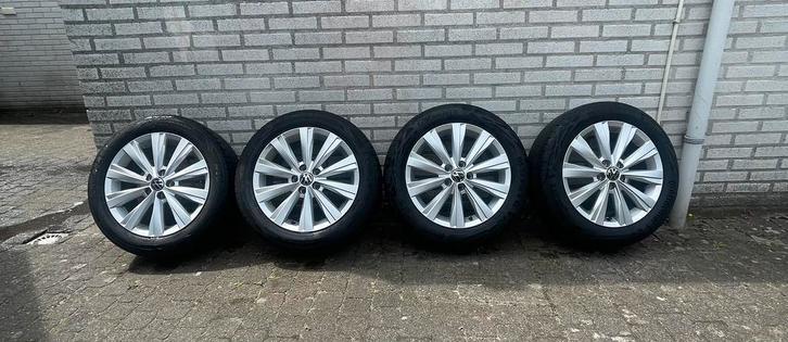 Volkswagen velgen met zomerbanden – 195/55 R16 V XL, Auto diversen, Autosport-onderdelen, Zo goed als nieuw, Ophalen