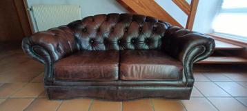 Canapé Chesterfield 2 places, en cuir beschikbaar voor biedingen