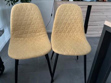 2 Scandinavische stoelen beschikbaar voor biedingen