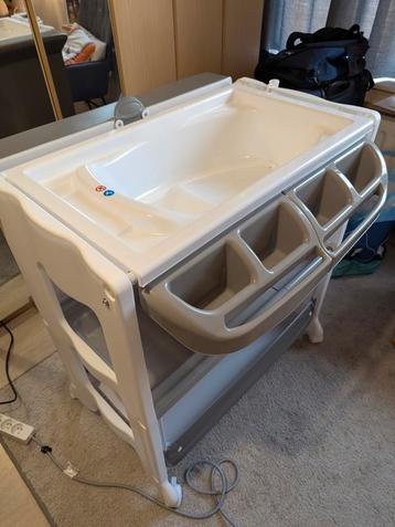 Baby bad, aankleed tafel, als nieuw. beschikbaar voor biedingen