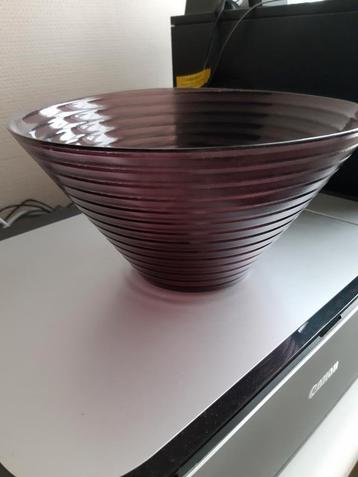 Moderne ronde glazen schaal in aubergine kleur