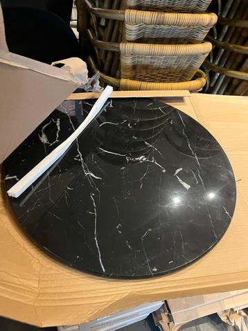 Terras tafels en stoelen beschikbaar voor biedingen