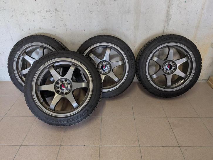Winterbanden (215/45R17) en Japan Racing JR3 velgen, Auto-onderdelen, Banden en Velgen, Velg(en), Winterbanden, 17 inch, 215 mm