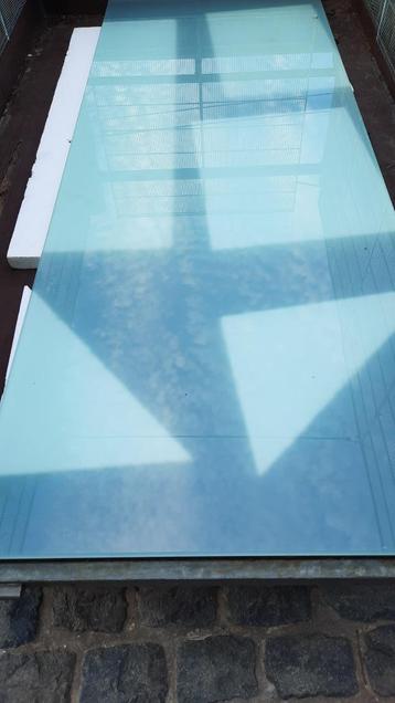 STERK VERLAAGDE PRIJS  Glazen tafel + metalen onderstel beschikbaar voor biedingen
