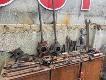 Ancien outils industriels  beschikbaar voor biedingen