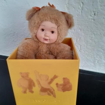 Anne Geddes beertje in bloembakje  beschikbaar voor biedingen