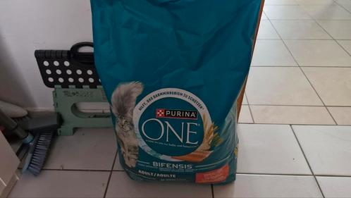 Paquet neuf, non-ouvert de croquettes Purina One au saumon p, Dieren en Toebehoren, Kattenvoerbakken en Drinkbakken, Nieuw, Ophalen