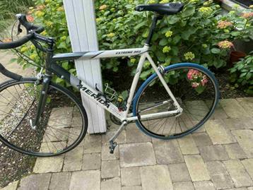 koersfiets beschikbaar voor biedingen