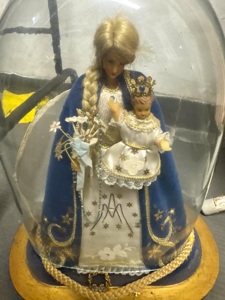 Mariabeeld met Kind Jezus onder glazen stolp – handwerk, Huis en Inrichting, Woonaccessoires | Stolpen, Zo goed als nieuw, Ophalen