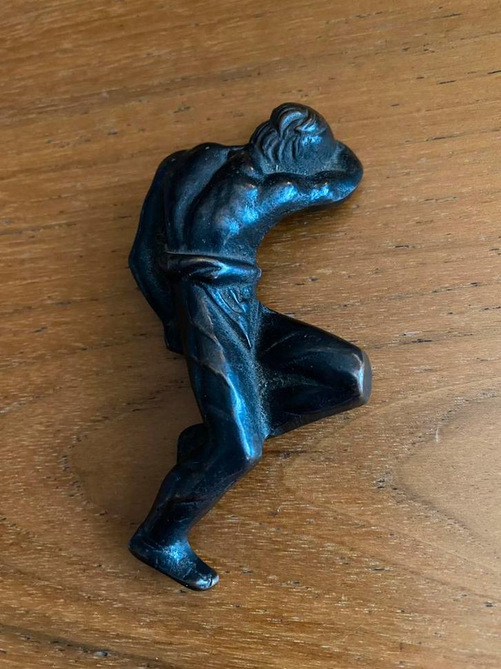 Bronzen beeld van liggende man - 10 cm., Antiquités & Art, Antiquités | Bronze & Cuivre, Enlèvement ou Envoi