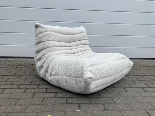 Nieuwe replica Togo 1zit in Lichtbeige Teddy/ Bouclé stof, Huis en Inrichting, Fauteuils, Stof, Ophalen of Verzenden