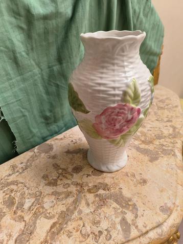 Witte stenen vaas met bloemmotief beschikbaar voor biedingen