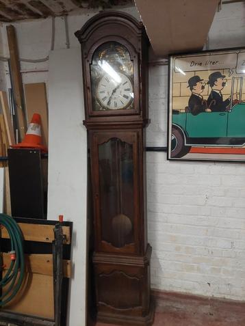 Belle horloge sur pied ancienne disponible aux enchères