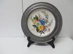 porseleinen bord in tinnen houder, handgeschilderd, Ophalen of Verzenden
