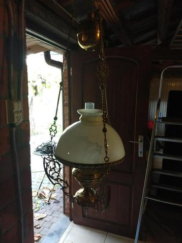 antieke hangende olielamp beschikbaar voor biedingen