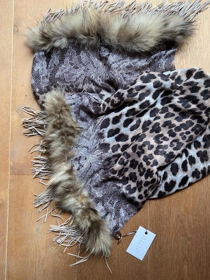 Mucho Gusto poemaprint sjaal, bontje en suède franjes, Kleding | Dames, Mutsen, Sjaals en Handschoenen, Nieuw, Sjaal, Ophalen of Verzenden