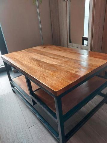 salontafel mangohout , bruin blad , stalen poten , 2 lades. beschikbaar voor biedingen