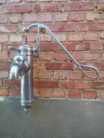 Oude waterpomp  beschikbaar voor biedingen