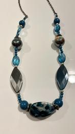 Zilverkleurige ketting met blauwe kralen, Handtassen en Accessoires, Kettingen, Ophalen of Verzenden, Nieuw, Blauw, Kunststof