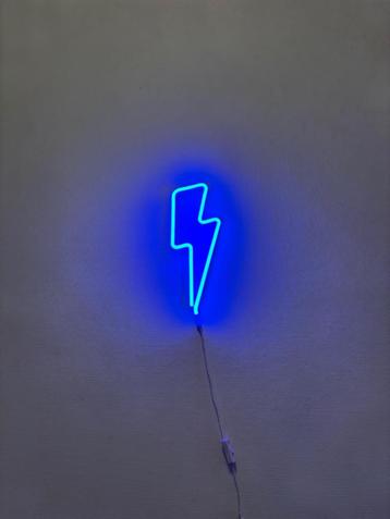 Bliksem neonlicht blauw beschikbaar voor biedingen
