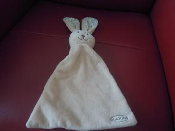 knuffeldoekje clarins konijn(doosD), Enlèvement ou Envoi, Neuf, Lapin