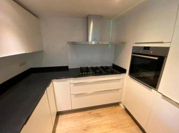 MODERNE STRAKKE KEUKEN + APPARATUUR beschikbaar voor biedingen