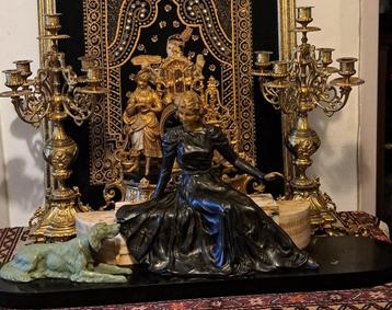 Art Deco sculptuur Dame met hond beschikbaar voor biedingen
