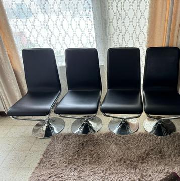 zwarte stoelen beschikbaar voor biedingen