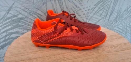 Chaussures de football Kipsta taille 34. Bon état, Sports & Fitness, Football, Comme neuf, Chaussures, Enlèvement ou Envoi