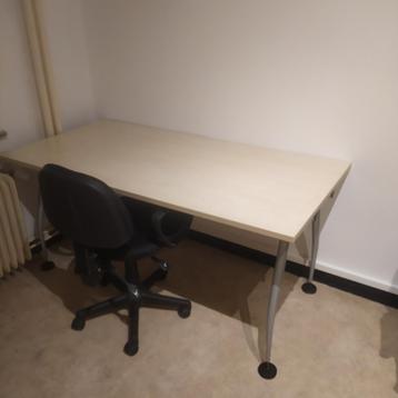Bureautafel  beschikbaar voor biedingen