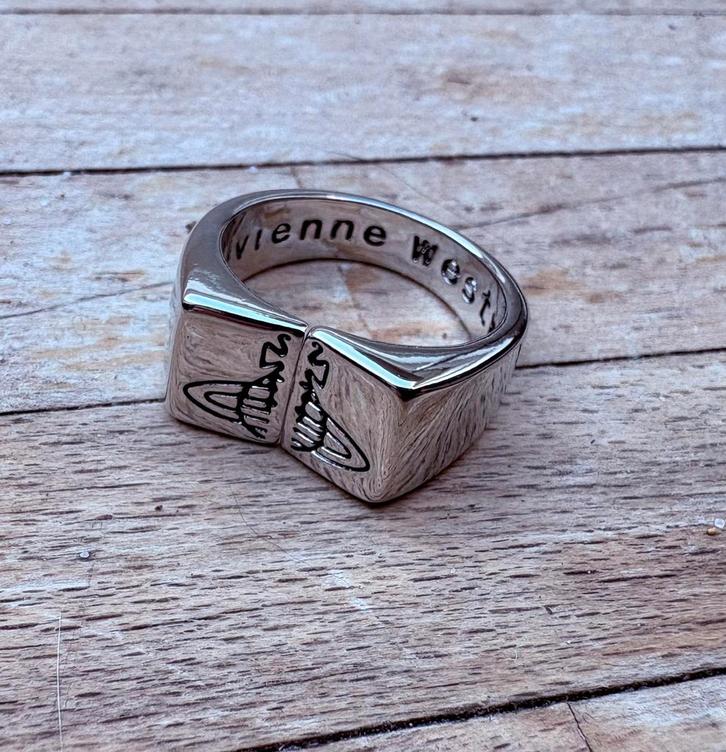 Bague Vivienne Westwood en argent ajustable, Bijoux, Sacs & Beauté, Bagues, Comme neuf, Femme ou Homme, Argent, Enlèvement ou Envoi