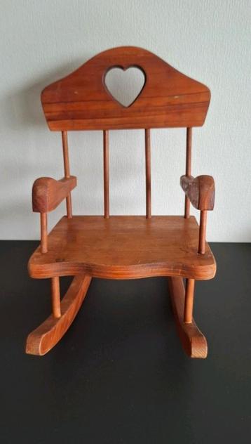 Prachtige houten harten schommelstoel voor poppen, beren... beschikbaar voor biedingen