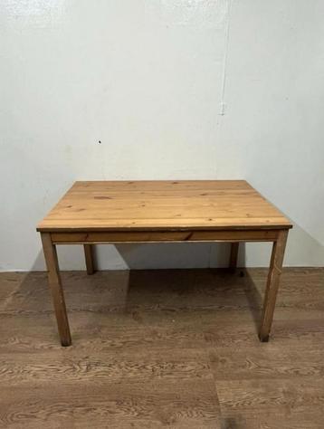 2 houten eettafels beschikbaar voor biedingen