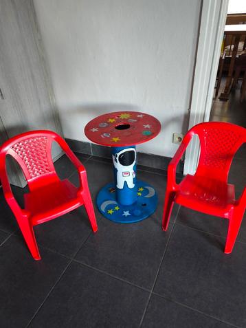 kinder tafel en stoeltjes  beschikbaar voor biedingen