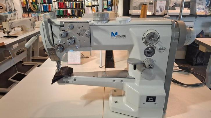 Machine à coudre à triple transport à bras libre Adler 669, Hobby & Loisirs créatifs, Machines à coudre & Accessoires, Machine à coudre