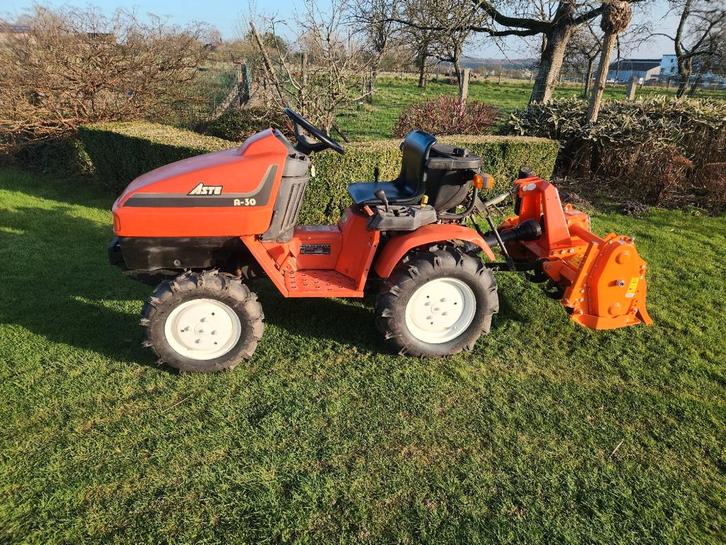 Tracteur kubota avec fraise servi 2x, Articles professionnels, Agriculture | Tracteurs