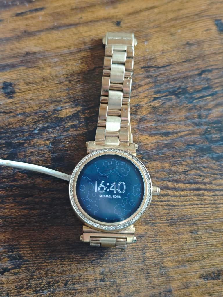 Michaël kors smartwatch, Handtassen en Accessoires, Ophalen, Gebruikt, Goud