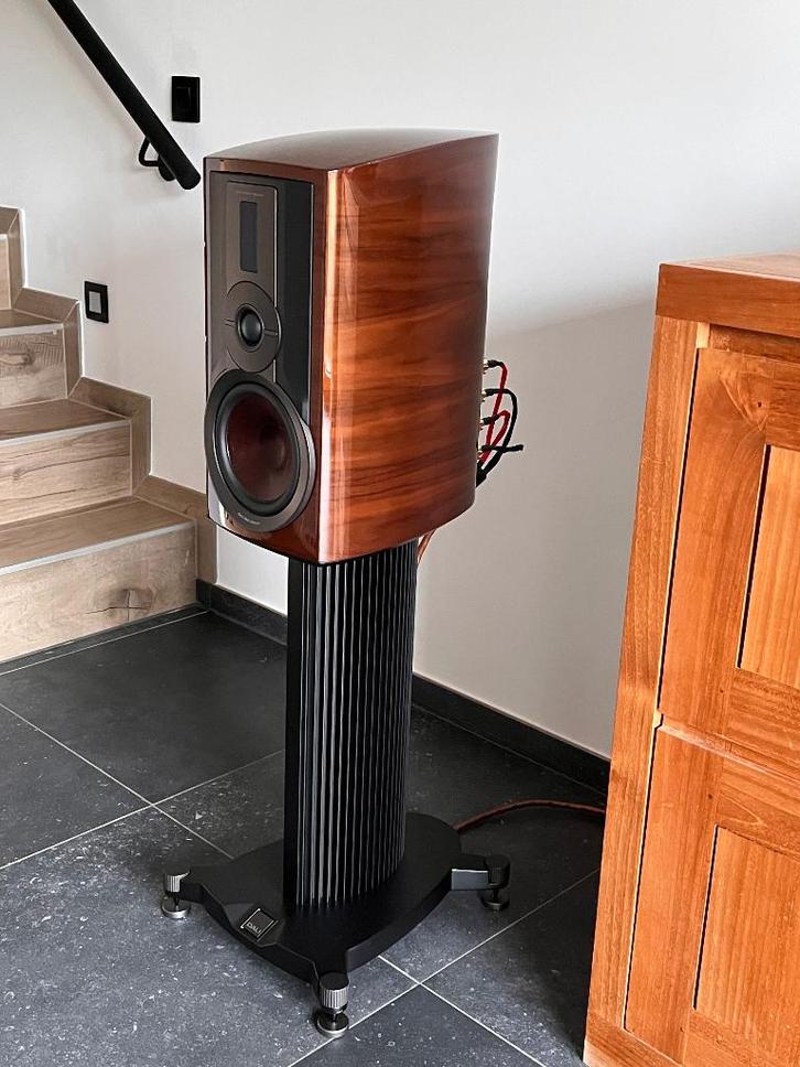 Dali Epikore 3 Walnut + stands, TV, Hi-fi & Vidéo, Enceintes, Neuf, Haut-parleurs Frontaux, Arrière ou Stéréo, 60 à 120 watts