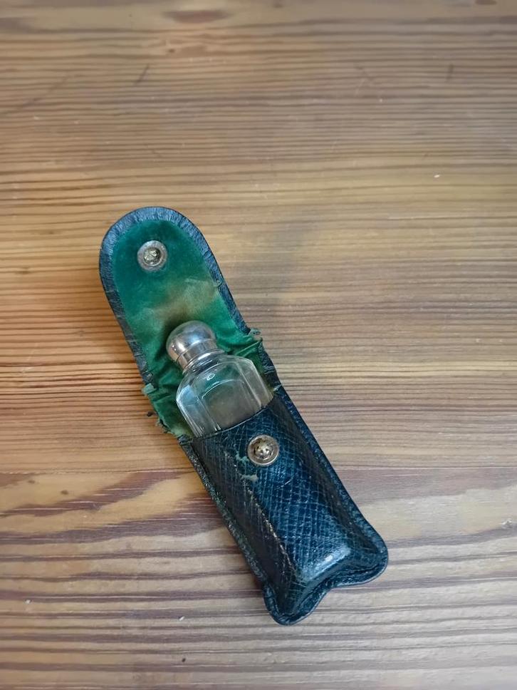 Flacon à sels / parfum ancien avec étui cuir - 8cm, Collections, Parfums, Envoi