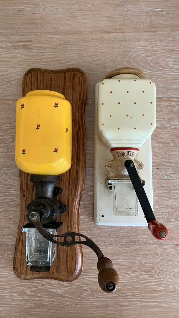 2 antieke koffiemolens, op te hangen aan de muur, Antiek en Kunst, Ophalen of Verzenden