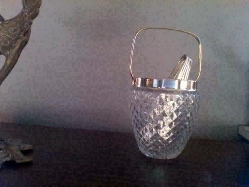 Mooie ijs emmer met tang.
17 cm hoog, met handvat 25 cm hoog, Ophalen