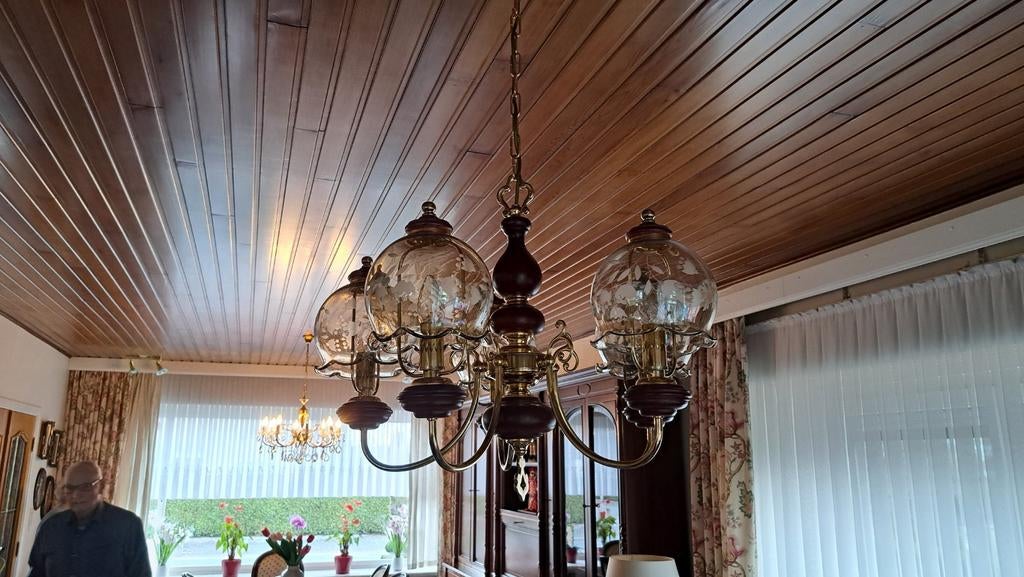 Klassieke luster met glas getint en houtwerk, Huis en Inrichting, Lampen | Kroonluchters, Ophalen, Glas