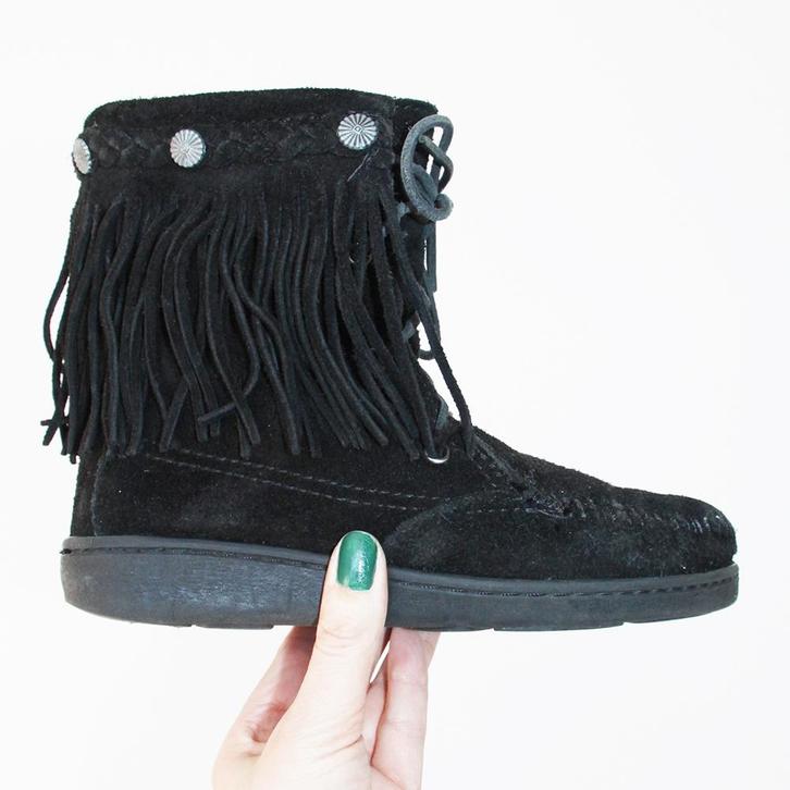 Suede Franje Minnetonka Laarsjes -s17 (Maat 6/39) € 45,-, Kleding | Dames, Schoenen, Zo goed als nieuw, Lage of Enkellaarzen, Zwart