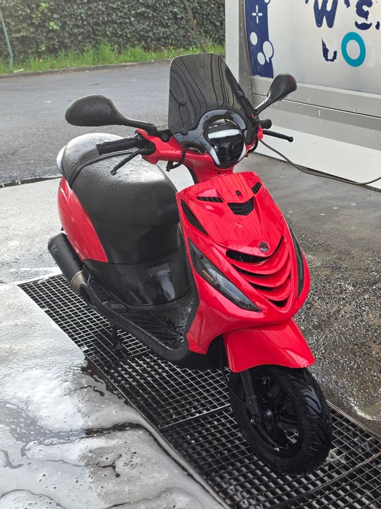 Piaggo zip 4t A klasse te koop/ruil prijs bespreekbaar, Fietsen en Brommers, Ophalen, Zo goed als nieuw