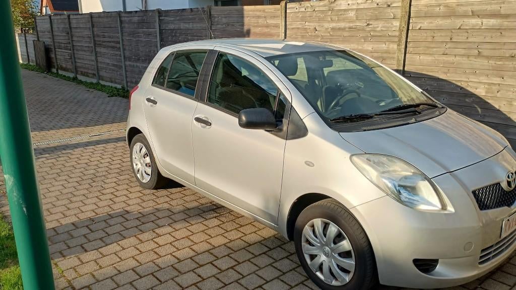 Toyota Yaris 1.0VVTI 5 portes, Ordinateur de bord, Argent ou Gris, Achat, Entreprise
