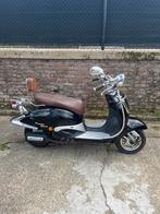 Grande retro scooter - A klasse (zonder rijbewijs), Fietsen en Brommers, Overige merken, Ophalen of Verzenden, Zo goed als nieuw