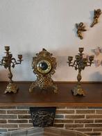 2 kandelaars en klok, Ophalen