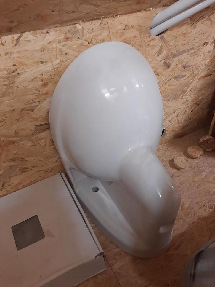 Ongebruikte hangtoilet/wc met soft close bril, Doe-het-zelf en Bouw, Sanitair, Nieuw, Toilet, Steen, Ophalen