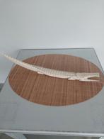 Krokodil sculptuur in ivoor, Ophalen